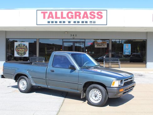 Used 1992 Toyota Pickup Deluxe RWD image 2