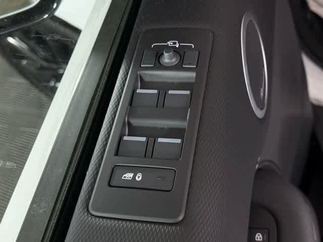 Used 2026 Land Rover Discovery Dynamic SE AWD/4WD image 26
