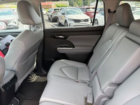 Used 2020 Toyota Highlander XLE AWD/4WD image 17