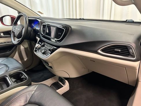 Used 2018 Chrysler Pacifica Touring-L FWD image 23