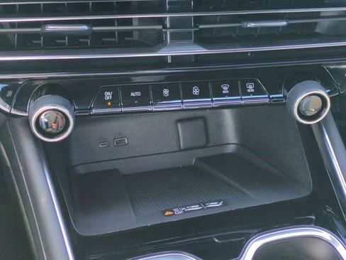 Used 2025 Chevrolet Traverse LT FWD image 19