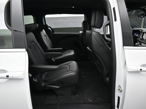 Used 2025 Chrysler Pacifica Select FWD image 32