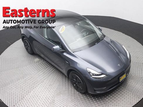 Used 2022 Tesla Model Y Long Range AWD/4WD image 3