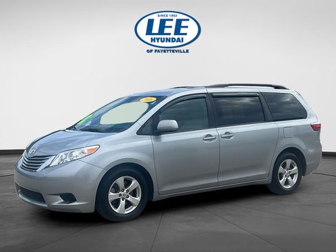 Used 2016 Toyota Sienna LE FWD image 7
