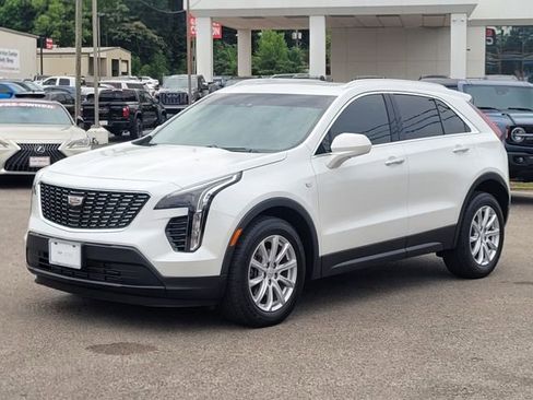 Used 2023 Cadillac XT4 Luxury w/ Cold Weather Package FWD image 4