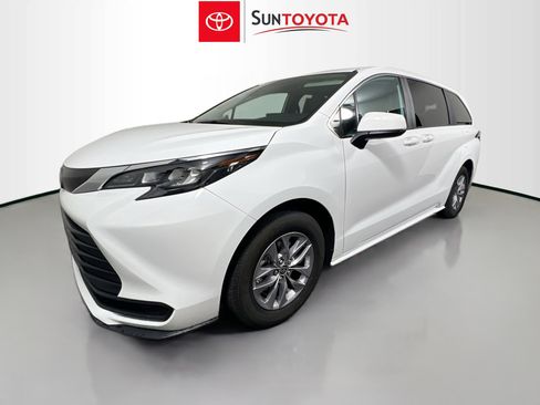 Used 2025 Toyota Sienna LE image 9