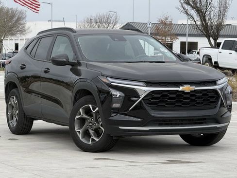 Certified 2025 Chevrolet Trax LT image 2