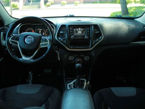 Used 2017 Jeep Cherokee Sport FWD image 11