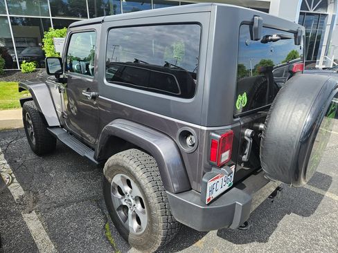 Used 2017 Jeep Wrangler Sahara w/ Connectivity Group AWD/4WD image 6