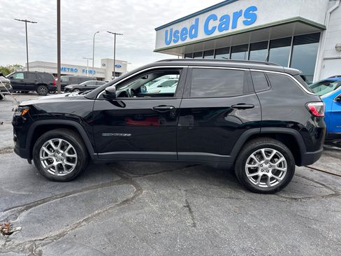 Used 2022 Jeep Compass Latitude image 3