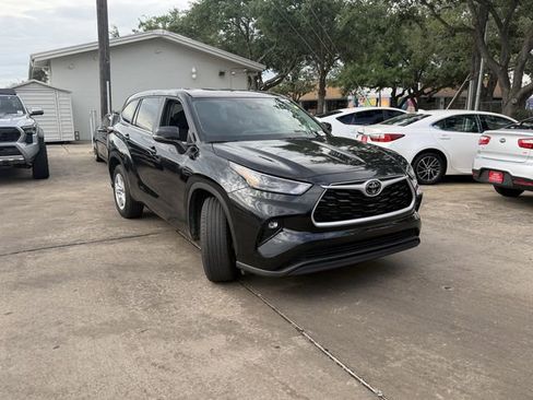 Used 2024 Toyota Highlander LE image 5