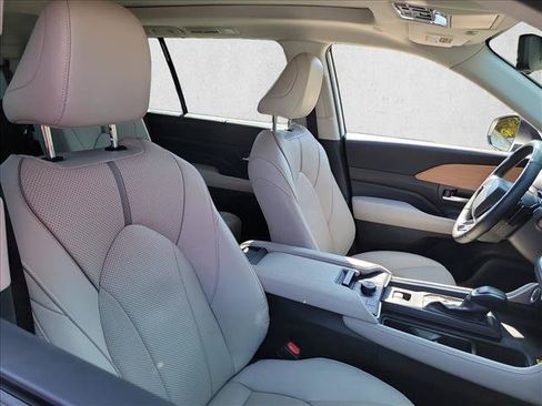 Used 2025 Toyota Grand Highlander AWD image 12