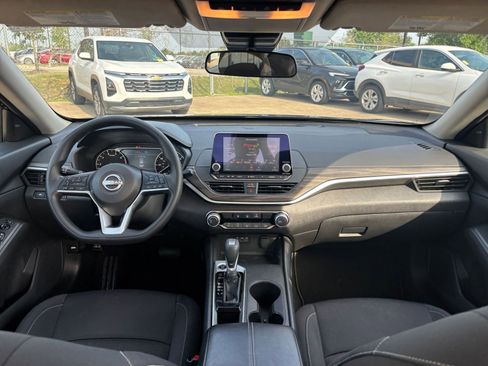 Used 2025 Nissan Altima 2.5 SV FWD image 33