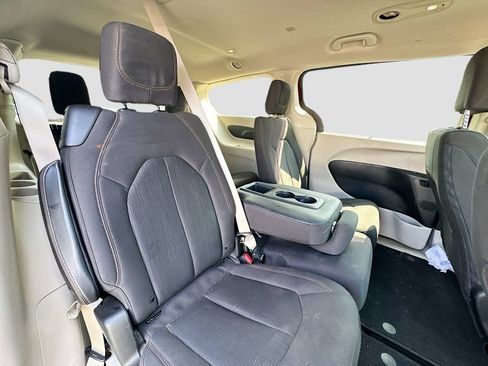 Used 2019 Chrysler Pacifica Touring Plus w/ Tire & Wheel Group FWD image 26