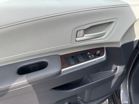 Used 2023 Toyota Sienna LE FWD image 9