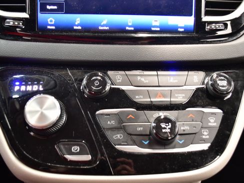 Used 2024 Chrysler Pacifica Touring-L image 30