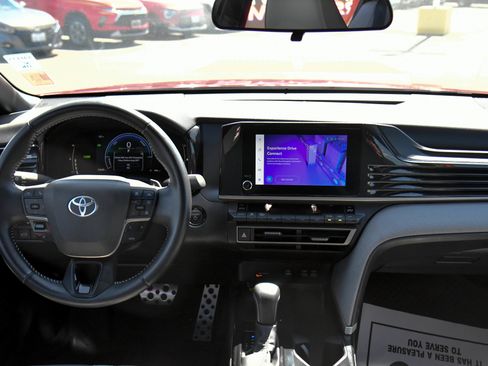 Used 2025 Toyota Camry SE FWD image 39