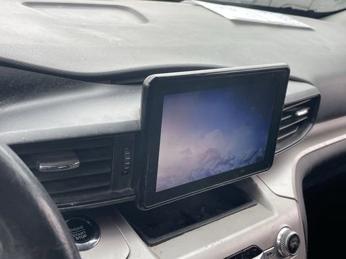 Used 2021 Ford Explorer XLT image 9