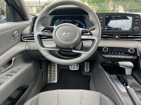 Used 2025 Hyundai Elantra Sport image 13