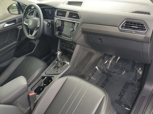 Certified 2024 Volkswagen Tiguan SE w/ Panoramic Sunroof Package FWD image 13