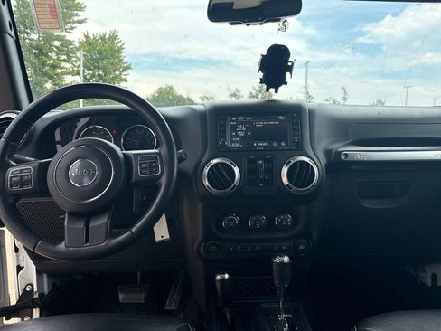 Used 2015 Jeep Wrangler Unlimited Rubicon w/ Connectivity Group AWD/4WD image 19