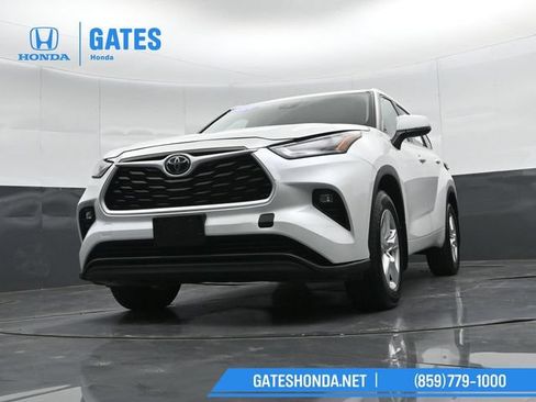 Used 2024 Toyota Highlander LE AWD/4WD image 43
