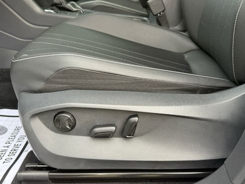 Used 2023 Volkswagen Tiguan SE image 12