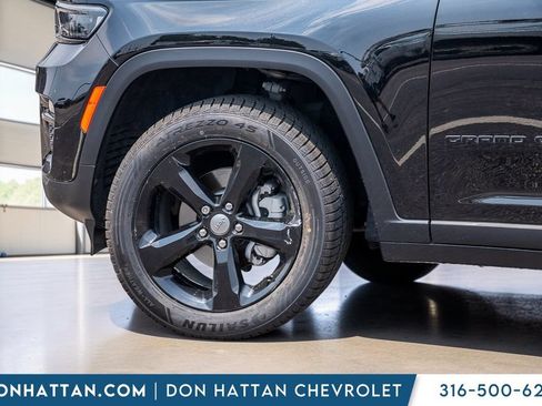 Used 2023 Jeep Grand Cherokee Limited w/ Black Appearance Package AWD/4WD image 36