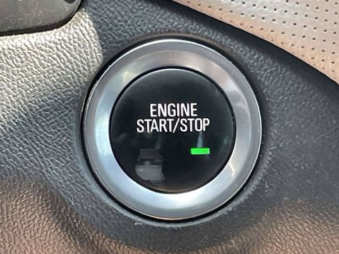 Used 2018 Chevrolet Equinox Premier FWD image 24