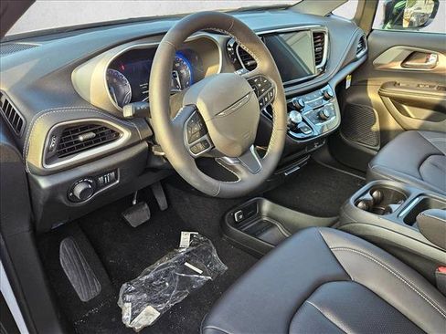 New 2027 Chrysler Pacifica Select FWD image 3
