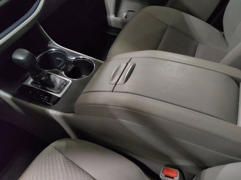 Used 2018 Toyota Highlander LE image 26