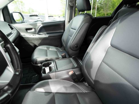 Used 2019 Toyota Sienna SE w/ SE Preferred Package AWD/4WD image 10