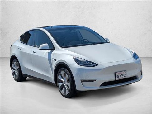 Used 2022 Tesla Model Y Long Range image 3