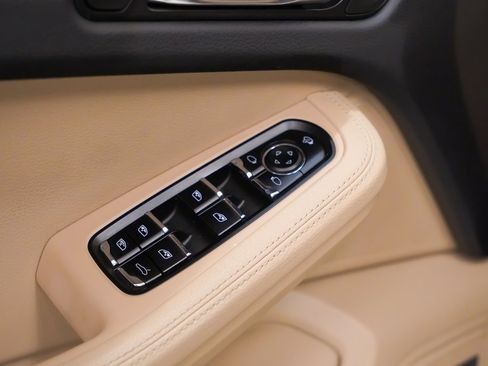 Certified 2022 Porsche Macan image 23