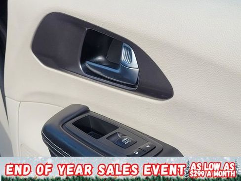 Used 2022 Chrysler Pacifica Touring-L image 12