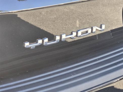 Used 2024 GMC Yukon SLT w/ SLT Luxury Package image 11