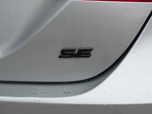 Used 2021 Toyota Camry SE FWD image 12