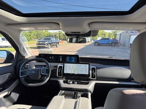 Used 2025 Ford Expedition Active AWD/4WD image 10