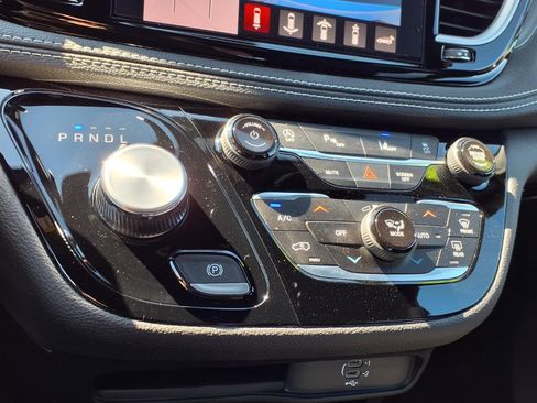 New 2026 Chrysler Pacifica Select FWD image 5