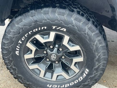 Used 2019 Toyota Tacoma TRD Off-Road w/ Technology Package image 9
