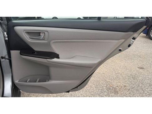 Used 2015 Toyota Camry XLE w/ Moonroof Package image 36