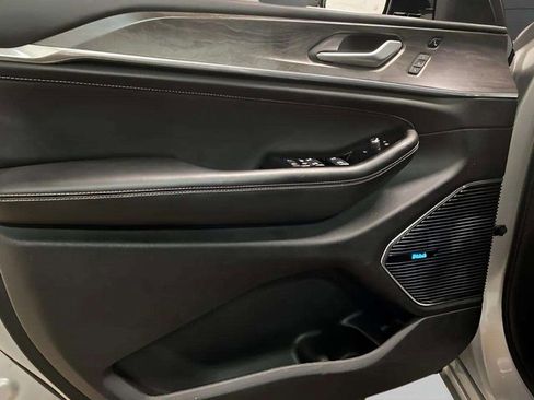 Used 2023 Jeep Grand Cherokee Overland w/ Luxury Tech Group IV image 32