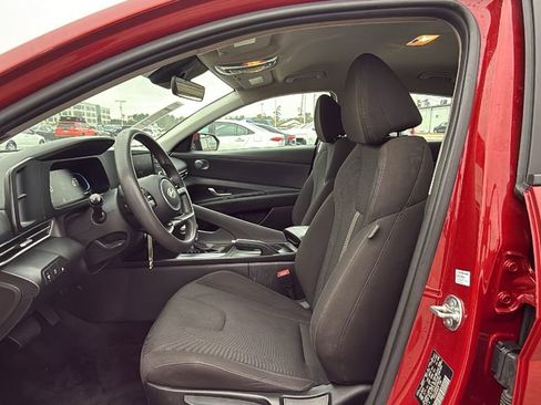 Used 2025 Hyundai Elantra SE FWD image 13