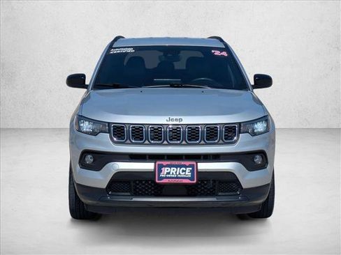 Used 2024 Jeep Compass Latitude AWD/4WD image 2