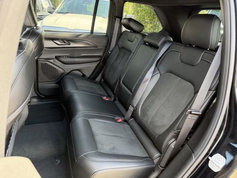 Used 2025 Jeep Grand Cherokee Altitude AWD/4WD image 33