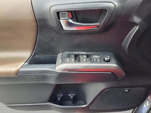 Used 2016 Toyota Tacoma Limited w/ Towing Package image 27