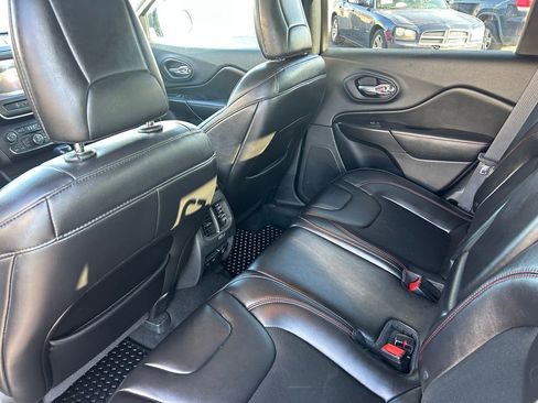 Used 2019 Jeep Cherokee Trailhawk w/ Cold Weather Group image 31