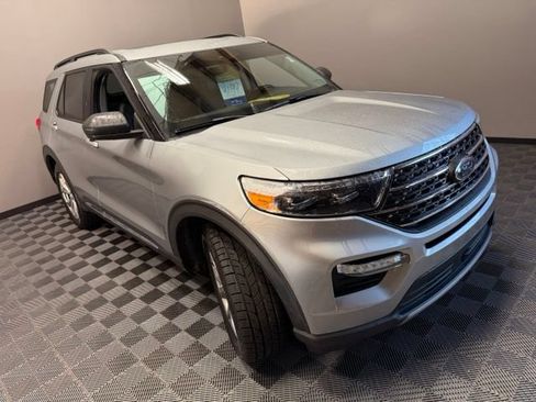 Used 2023 Ford Explorer XLT w/ Equipment Group 202A AWD/4WD image 2