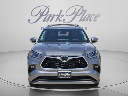 Used 2025 Toyota Highlander Limited AWD/4WD image 8