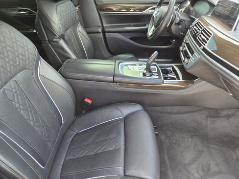 Used 2020 BMW 740i w/ Premium Package RWD image 10